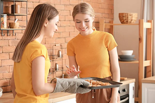 Young Sisters Tasty Baked Cookies Kitchen Home — Stock Photo, Image