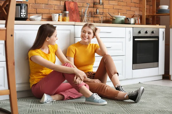 Young Sisters Spending Time Together Kitchen Home — Stock Photo, Image