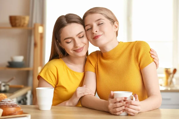 Young Sisters Drinking Tea Kitchen Home — Stock Photo, Image