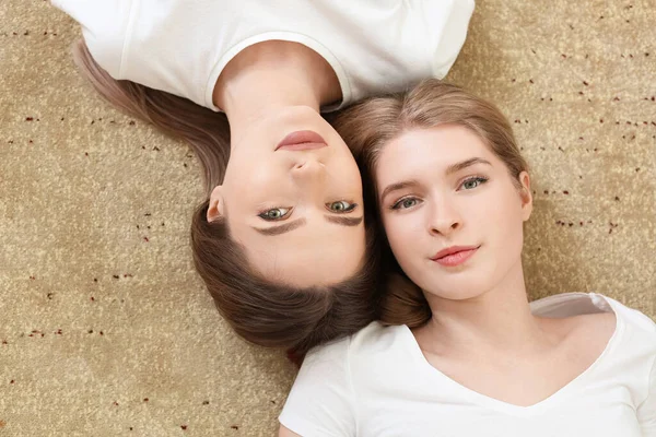 Portrait Young Sisters Lying Floor Top View — Stock Photo, Image