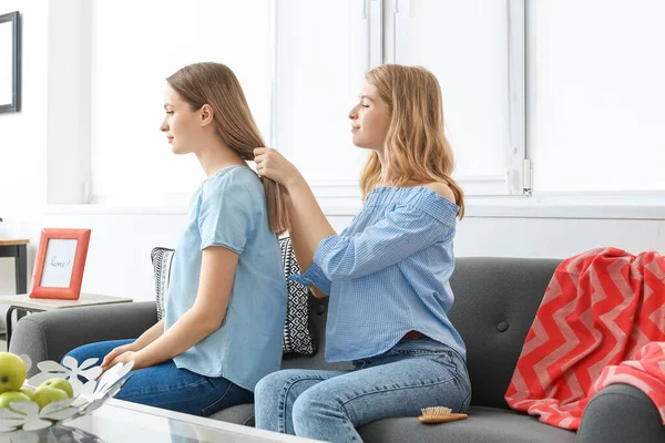 Young Woman Doing Hair Her Sister Home — Stock Photo, Image