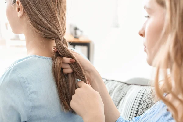 Wanita Muda Yang Melakukan Rambut Adiknya Rumah — Stok Foto