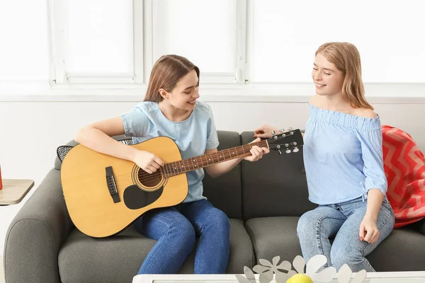 Glada Unga Systrar Spelar Gitarr Hemma — Stockfoto