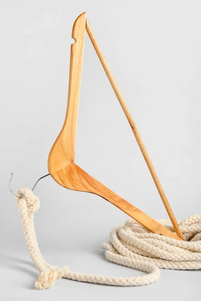 Дерев Яна Вішалка Одягу Мотузкою Світлому Фоні — стокове фото