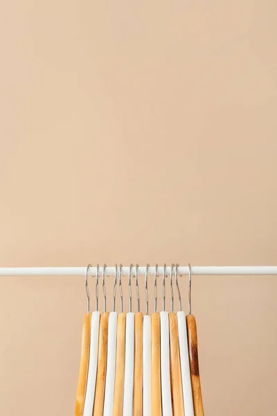 Rack Wooden Clothes Hangers Light Background — Stock Photo, Image