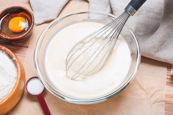 Roher Teig Schüssel Mit Schneebesen Auf Dem Tisch — Stockfoto