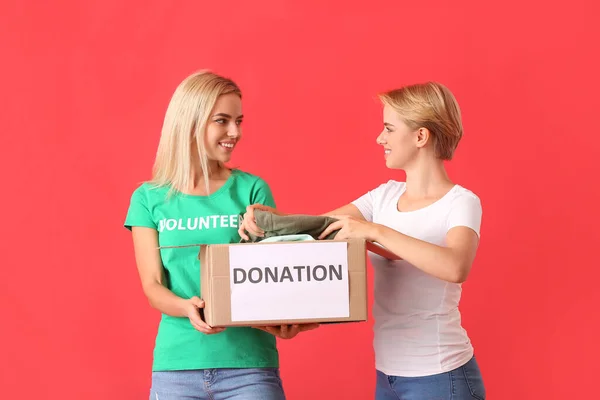 Young Women Holding Box Donation Clothes Red Background — Stock Photo, Image