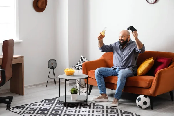 Homem Preguiçoso Engraçado Bebendo Cerveja Jogando Videogame Casa — Fotografia de Stock