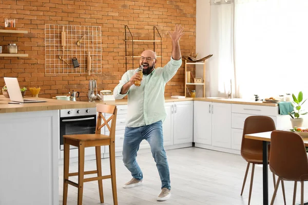 Funny Bald Man Drinking Beer Singing Kitchen — Stock Photo, Image