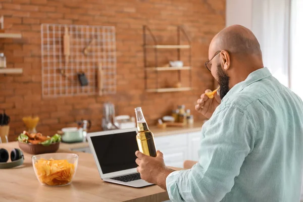 Bald Man Laptop Drinking Beer Eating Chips Kitchen — Stock Photo, Image