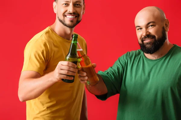 Άνδρες Πίνοντας Μπύρα Κόκκινο Φόντο — Φωτογραφία Αρχείου