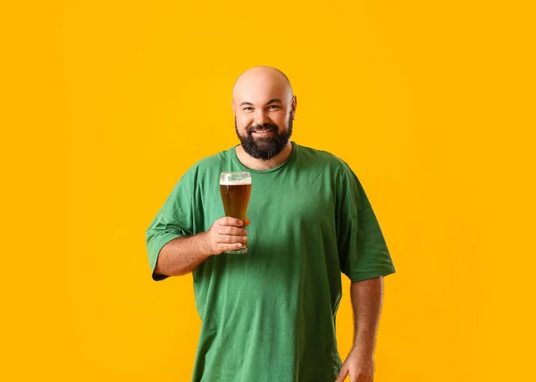 Homem Careca Com Cerveja Fundo Amarelo — Fotografia de Stock