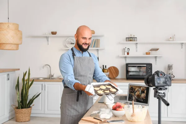 Elinde Çiğ Şeftalili Kek Mutfakta Video Kaydeden Yakışıklı Bir Adam — Stok fotoğraf
