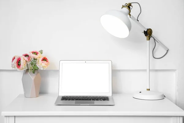 Moderner Arbeitsplatz Mit Laptop Blumen Der Vase Und Glühender Lampe — Stockfoto