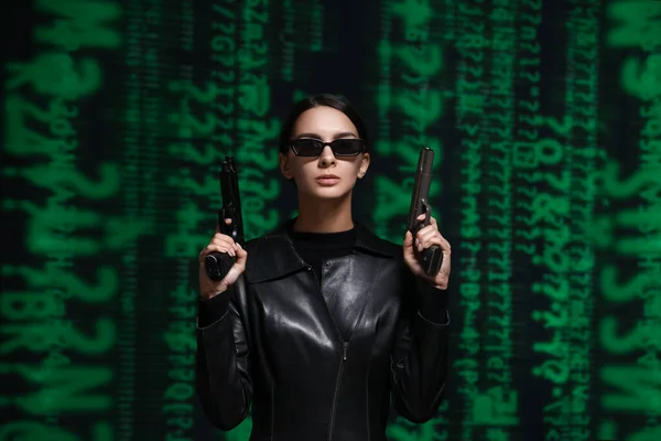 Vrouw Met Geweren Gekleed Matrix Stijl Donkere Achtergrond — Stockfoto