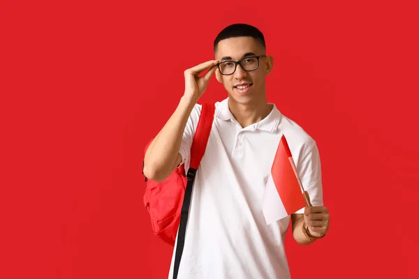 Νεαρός Ασιάτης Γυαλιά Ηλίου Σημαία Ινδονησίας Κόκκινο Φόντο — Φωτογραφία Αρχείου
