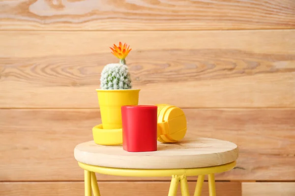 Wireless Portable Speaker Headphones Houseplant Table Wooden Background — Stock Photo, Image