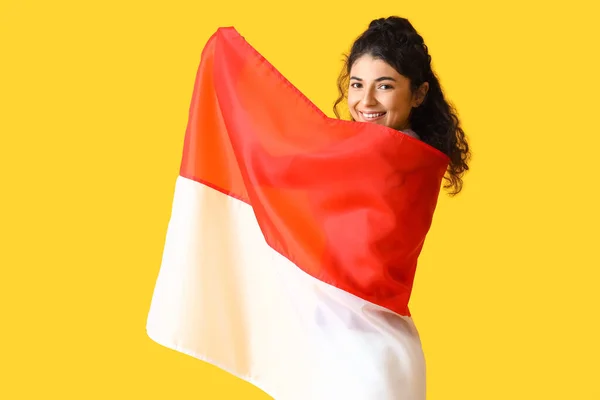 Glimlachende Aziatische Vrouw Met Vlag Van Indonesië Gele Achtergrond — Stockfoto
