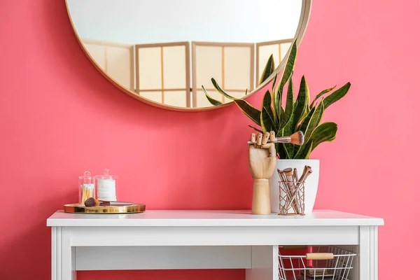 ピンクの壁の近くの化粧アーティストの現代的な職場 — ストック写真