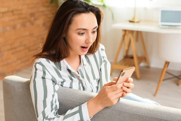 Surprised Woman Sitting Sofa Mobile Phone Reading Message — Stock Photo, Image