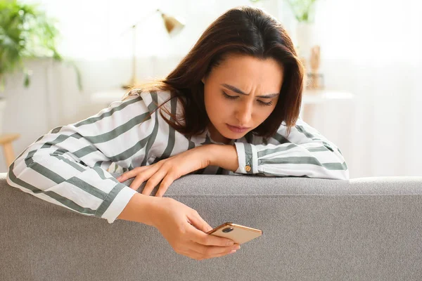 Rozrušená Žena Mobilním Telefonem Kontroluje Mailovou Zprávu Pohovce Pokoji — Stock fotografie