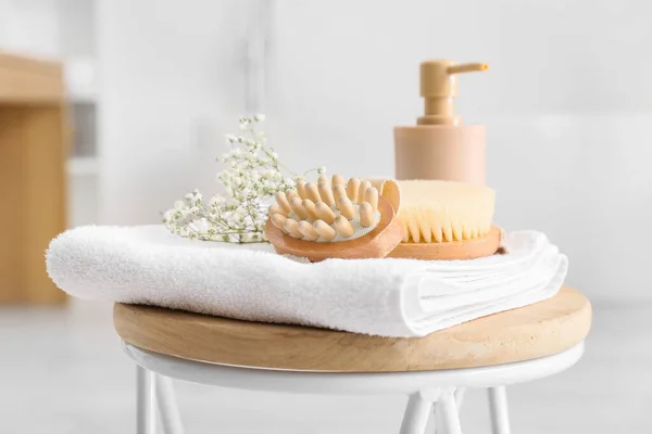 Body Massage Brushes Gypsophila Flowers Bottle Cosmetic Product Towel Table — Stock Photo, Image