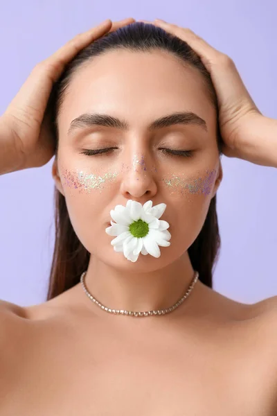 Beautiful Woman Creative Makeup Closed Eyes Holding Daisy Flower Mouth — Stock Photo, Image