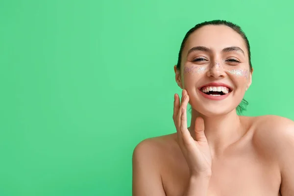 Lycklig Kvinna Med Kreativ Makeup Grön Bakgrund — Stockfoto