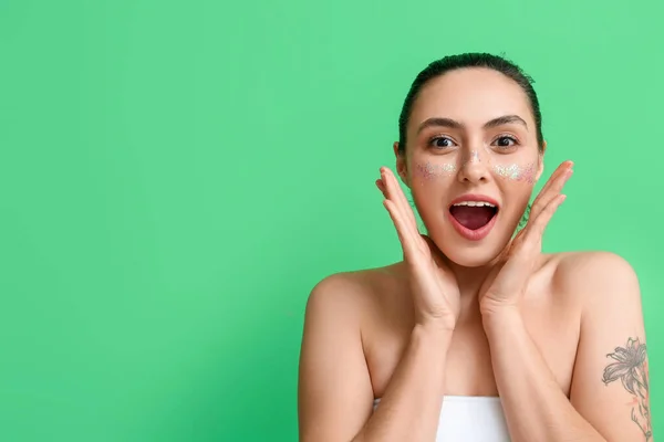 Emotional Woman Creative Makeup Green Background — Stock Photo, Image