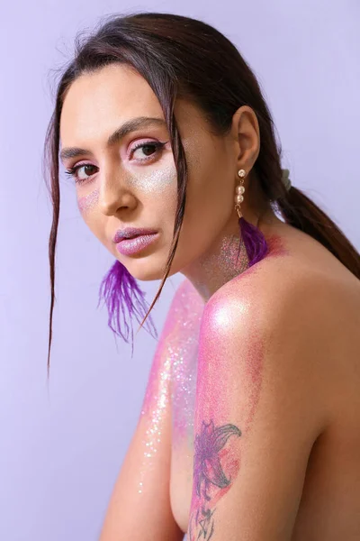 Mooie Jonge Vrouw Met Glitters Haar Gezicht Lichaam Tegen Kleur — Stockfoto