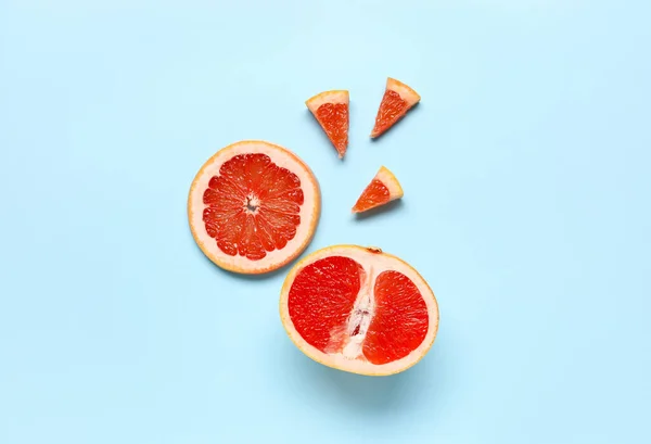 Plátky Chutné Zralé Grapefruit Modrém Pozadí — Stock fotografie