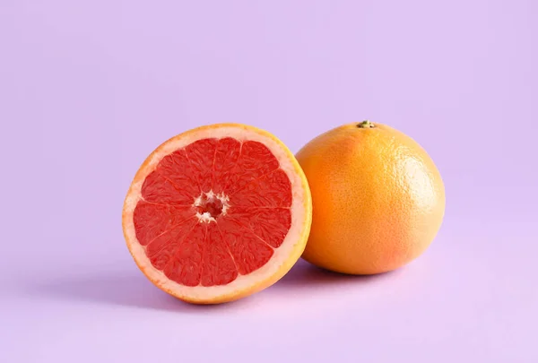 Lekkere Rijpe Grapefruits Paarse Achtergrond — Stockfoto