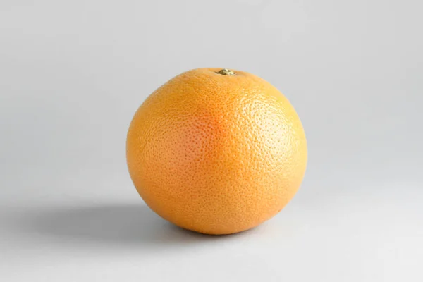 Ízletes Érett Grapefruit Világos Alapon — Stock Fotó
