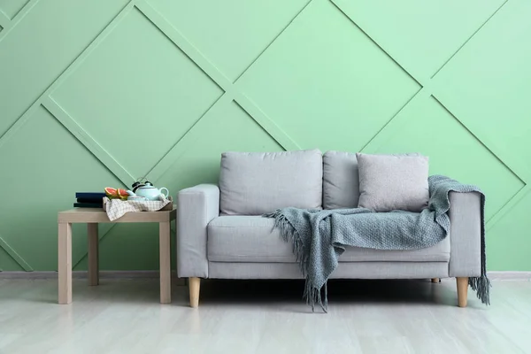Şık Bir Kanepe Yeşil Duvarın Yanındaki Masa — Stok fotoğraf