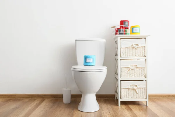 Interior Kamar Kecil Bergaya Dengan Toilet Mangkuk Dan Gulungan Kertas — Stok Foto