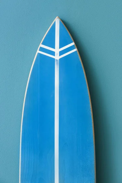 Renk Duvarının Yanında Modern Sörf Tahtası — Stok fotoğraf
