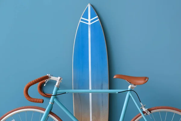 Bicyclette Planche Surf Près Mur Couleur — Photo