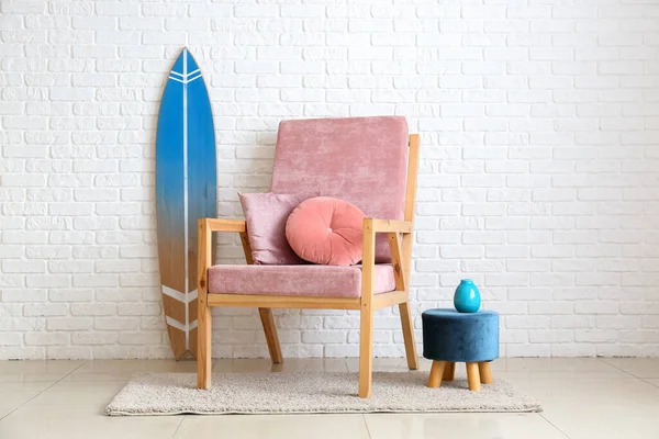 Chaise Confortable Pouf Planche Surf Près Mur Briques Blanches Intérieur — Photo