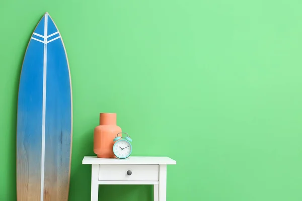 Table Vase Alarm Clock Surfboard Green Wall — Stock Photo, Image