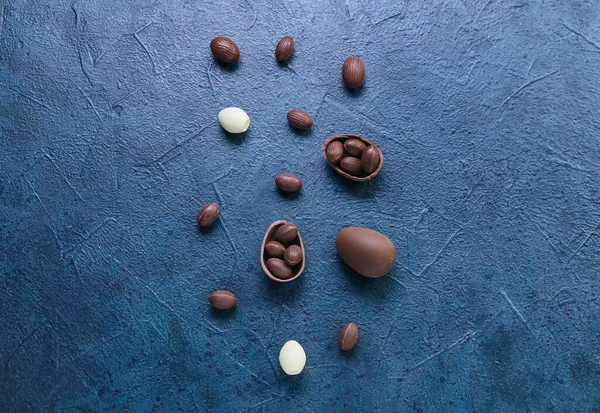 Komposition Mit Schokolade Ostereiern Auf Dunklem Hintergrund — Stockfoto