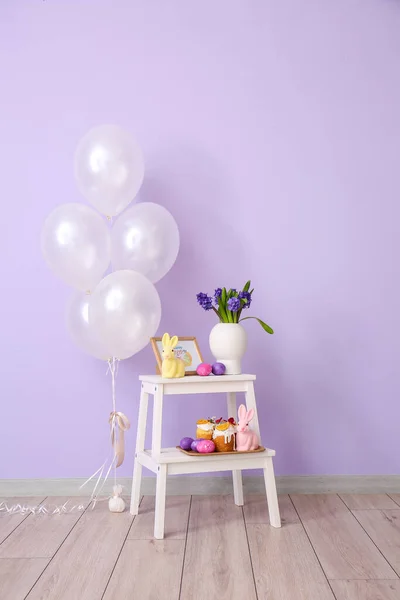Easter Cakes Eggs Vase Flowers Stylish Decor Stepladder Stool Color — Stock Photo, Image