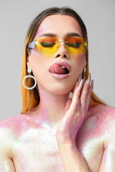 Mulher Transexual Jovem Moda Com Brilhos Corpo Contra Fundo Luz — Fotografia de Stock