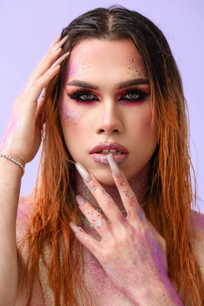 Mulher Transexual Jovem Moda Com Brilhos Corpo Contra Fundo Cor — Fotografia de Stock