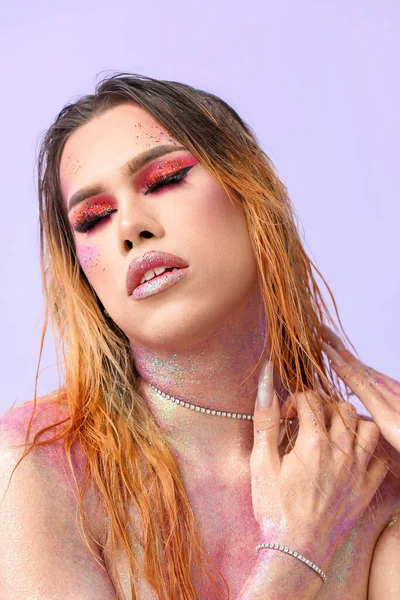 Mujer Transgénero Joven Moda Con Purpurina Cuerpo Contra Fondo Color — Foto de Stock