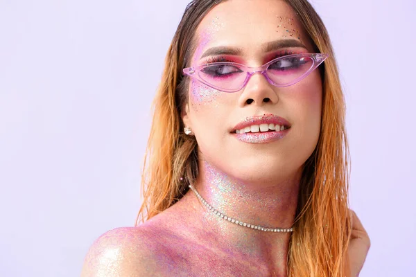 Mulher Transexual Jovem Moda Com Brilhos Corpo Contra Fundo Cor — Fotografia de Stock