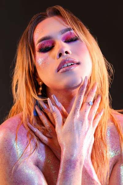 Модна Молода Транссексуальна Жінка Блискітками Тілі Темному Фоні — стокове фото