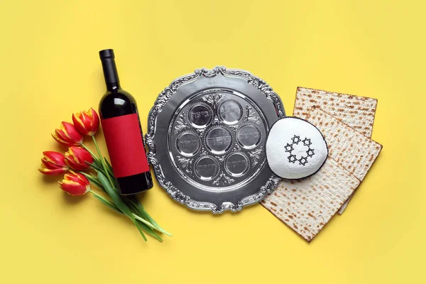 Σύνθεση Passover Seder Plate Flatbread Matza Κρασί Και Λουλούδια Κίτρινο — Φωτογραφία Αρχείου