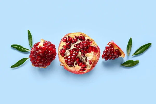 Tasty Ripe Pomegranate Pieces Blue Background — Stock Photo, Image