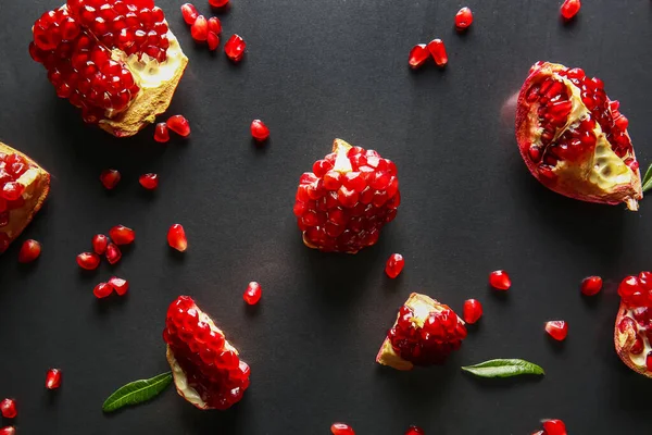 Tasty Ripe Pomegranate Pieces Dark Background — Stock Photo, Image