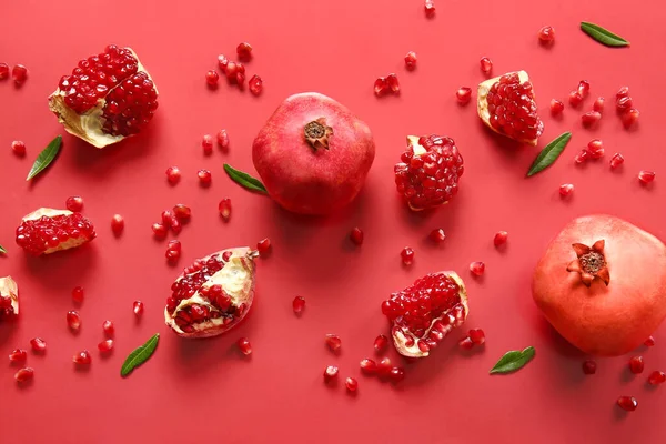 Вкусные Спелые Кусочки Граната Красном Фоне — стоковое фото